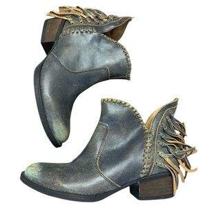 Circle G 6.5 excellent condition round toed fringe booties! Great faded blue